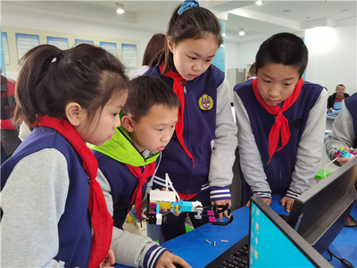 骨干教師來“取經” 成飛小學全方位落實航空科技教育